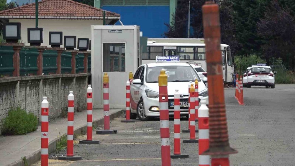 RİZE'DE ÇOK SAYIDA İLKÖĞRETİM OKULU VE LİSENİN BULUNDUĞU BÖLGEDE SÜRÜCÜ KURSLARININ DİREKSİYON EĞİTİMİ VE EHLİYET SINAVI YAPMALARINDAN DOLAYI OLUŞAN TEHLİKE NEDENİYLE MAHALLE SAKİNLERİ TEPKİ GÖSTERDİ