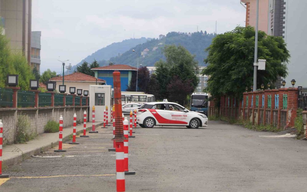 RİZE'DE ÇOK SAYIDA İLKÖĞRETİM OKULU VE LİSENİN BULUNDUĞU BÖLGEDE SÜRÜCÜ KURSLARININ DİREKSİYON EĞİTİMİ VE EHLİYET SINAVI YAPMALARINDAN DOLAYI OLUŞAN TEHLİKE NEDENİYLE MAHALLE SAKİNLERİ TEPKİ GÖSTERDİ
