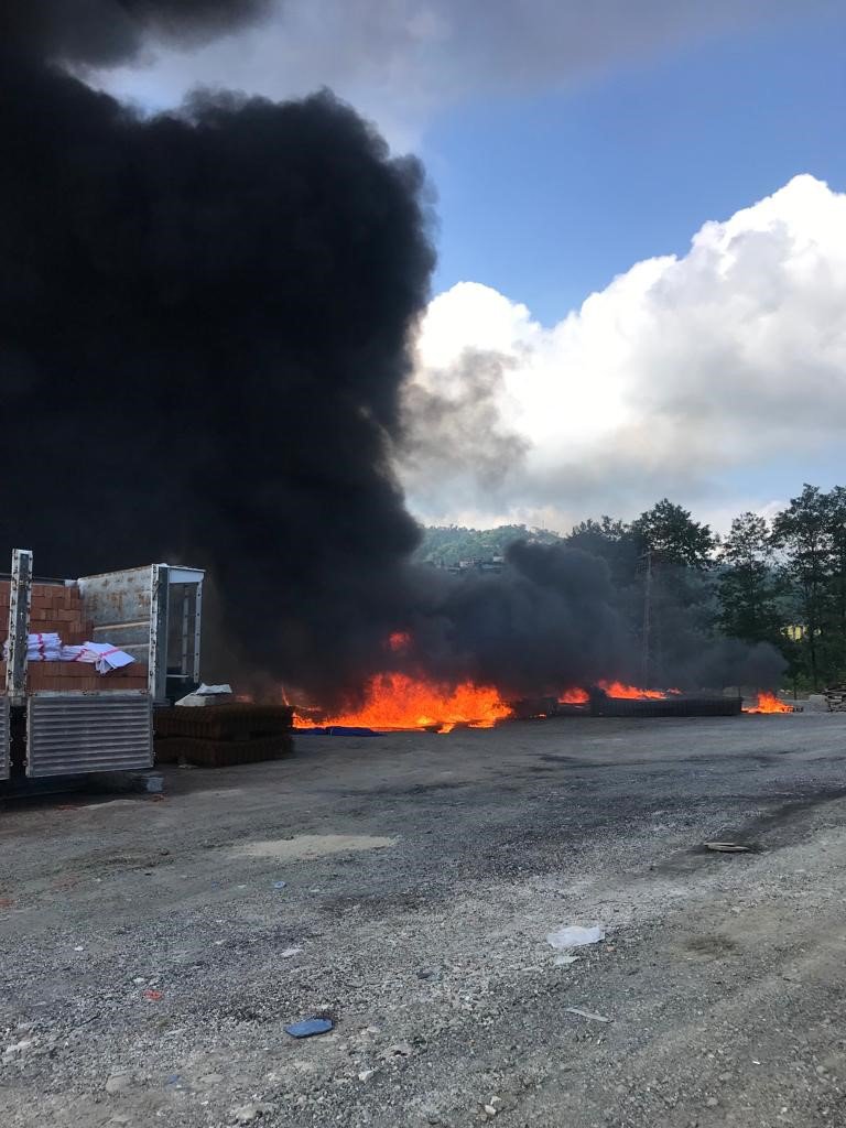 RİZE'NİN İYİDERE İLÇESİNDE İNŞAAT MALZEMELERİ SATAN BİR NALBURDA ÇIKAN YANGINDA MİLYONLARCA LİRA DEĞERİNDEKİ PLASTİK BORU DAKİKALAR İÇERİSNDE YANARAK KÜL OLDU