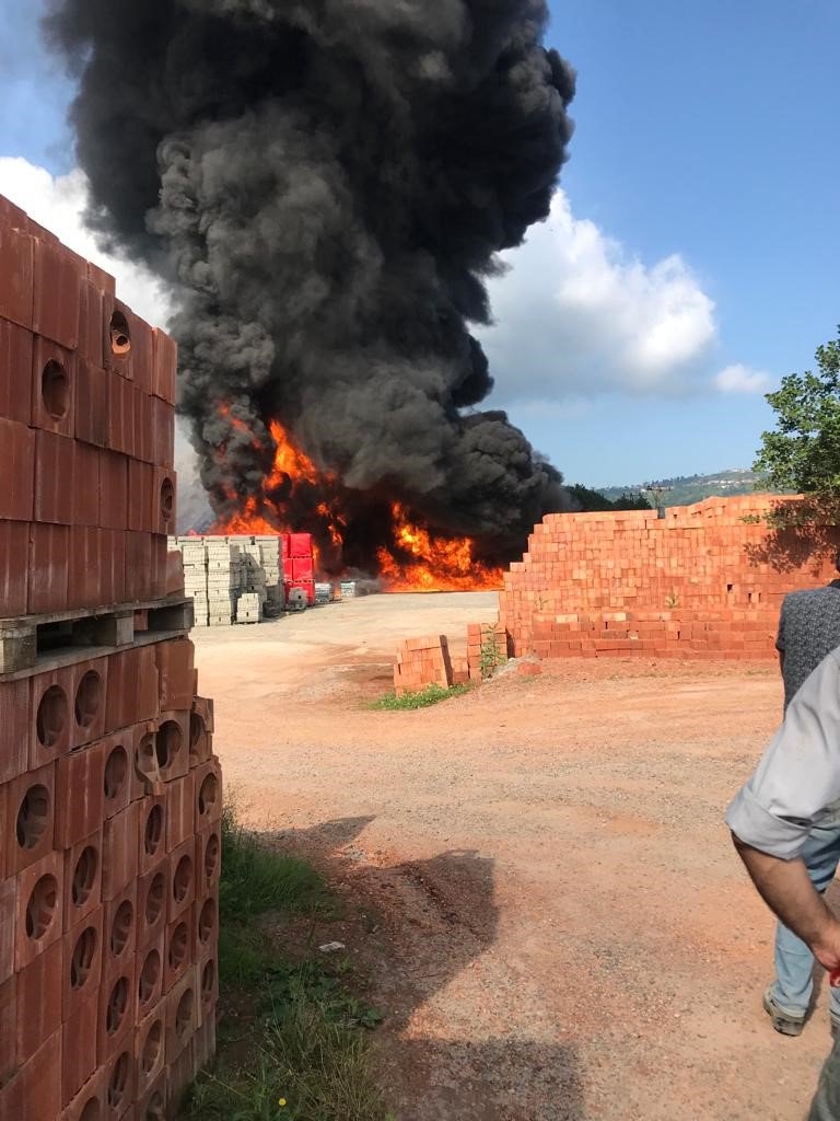 RİZE'NİN İYİDERE İLÇESİNDE İNŞAAT MALZEMELERİ SATAN BİR NALBURDA ÇIKAN YANGINDA MİLYONLARCA LİRA DEĞERİNDEKİ PLASTİK BORU DAKİKALAR İÇERİSNDE YANARAK KÜL OLDU