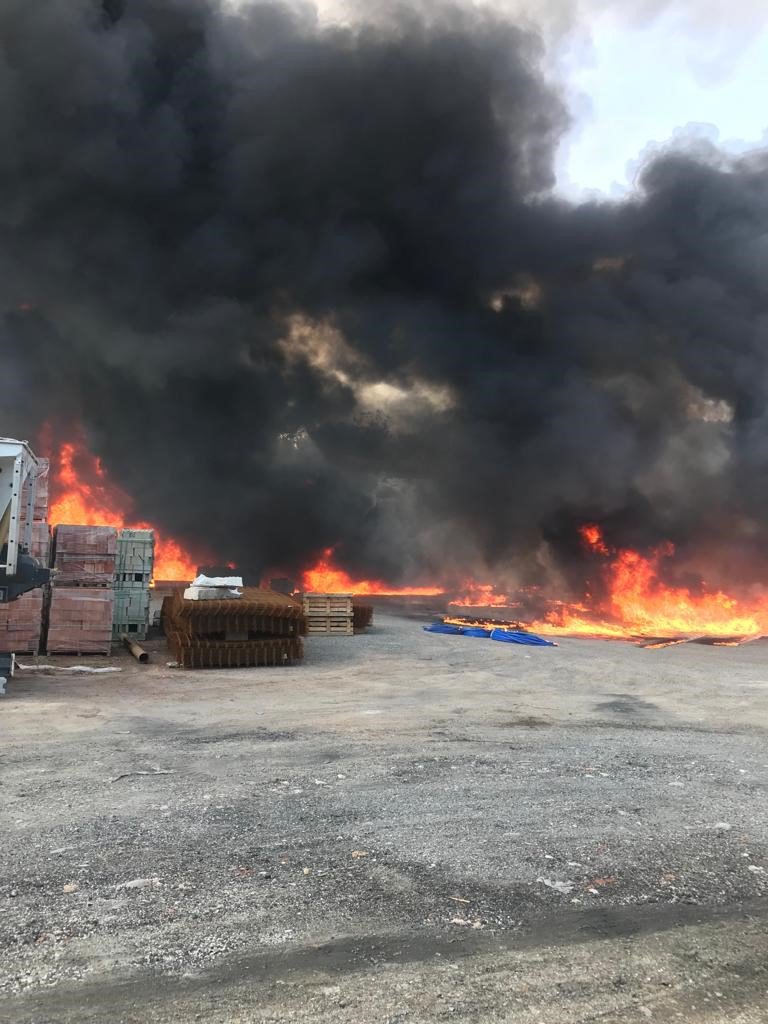 RİZE'NİN İYİDERE İLÇESİNDE İNŞAAT MALZEMELERİ SATAN BİR NALBURDA ÇIKAN YANGINDA MİLYONLARCA LİRA DEĞERİNDEKİ PLASTİK BORU DAKİKALAR İÇERİSNDE YANARAK KÜL OLDU