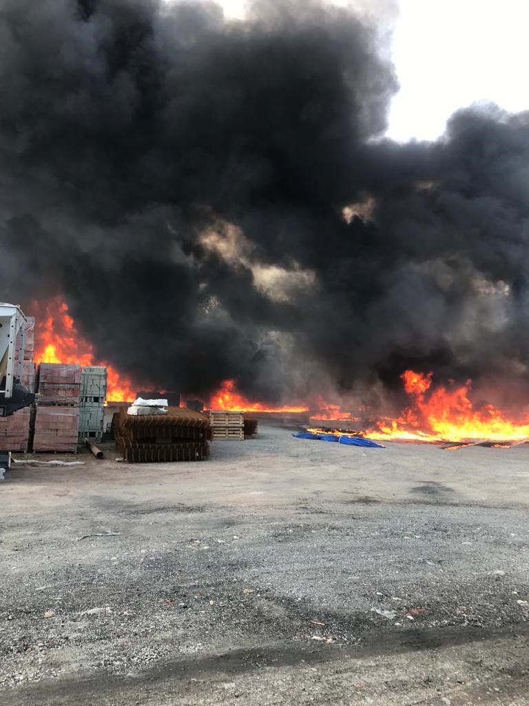 RİZE'NİN İYİDERE İLÇESİNDE İNŞAAT MALZEMELERİ SATAN BİR NALBURDA ÇIKAN YANGINDA MİLYONLARCA LİRA DEĞERİNDEKİ PLASTİK BORU DAKİKALAR İÇERİSNDE YANARAK KÜL OLDU