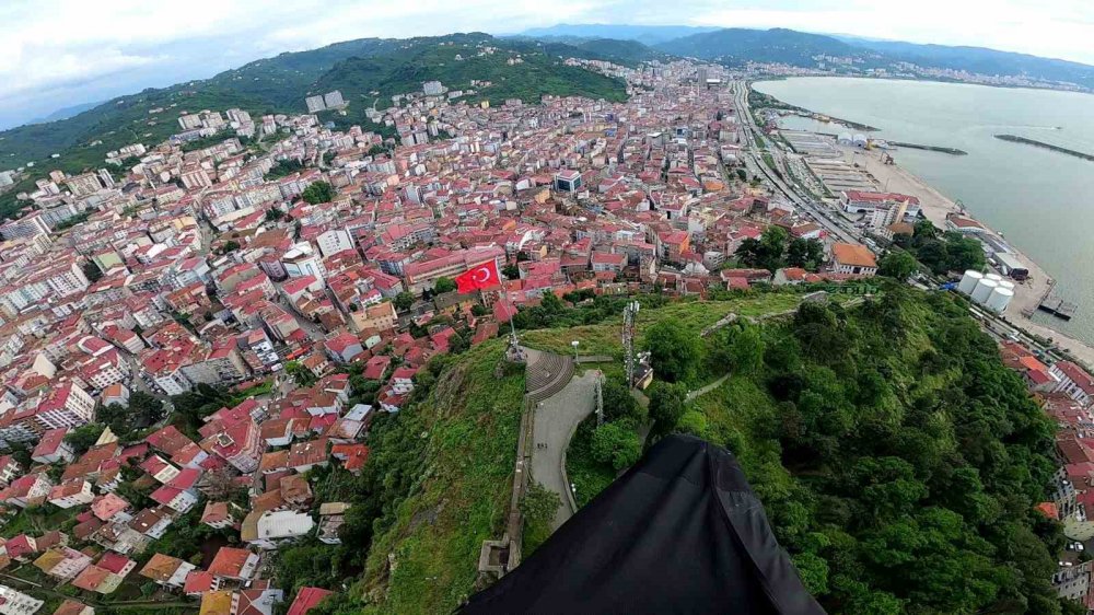 GİRESUN'UN EN ÖNEMLİ TURİZM MEKANLARINDAN OLAN VE AYNI ZAMANDA 1. DERECE SİT ALANI İLAN EDİLEREK KORUMA ALTINA ALINAN, DENİZ SEVİYESİNDEN 111 METRE YÜKSEKLİKTEKİ GİRESUN KALESİ YAMAÇ PARAŞÜTÇÜLERİNİ AĞIRLADI