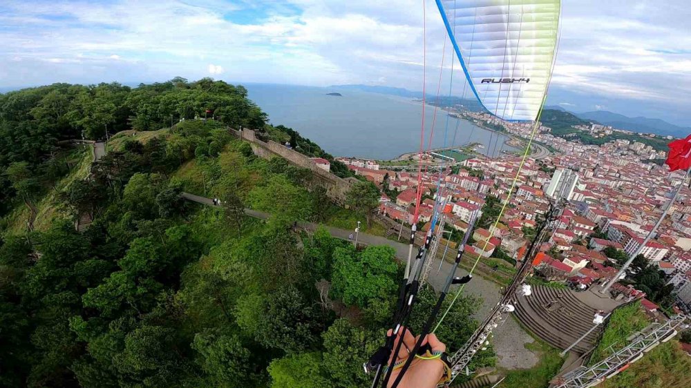 GİRESUN'UN EN ÖNEMLİ TURİZM MEKANLARINDAN OLAN VE AYNI ZAMANDA 1. DERECE SİT ALANI İLAN EDİLEREK KORUMA ALTINA ALINAN, DENİZ SEVİYESİNDEN 111 METRE YÜKSEKLİKTEKİ GİRESUN KALESİ YAMAÇ PARAŞÜTÇÜLERİNİ AĞIRLADI