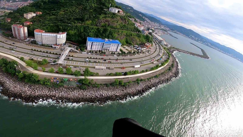 GİRESUN'UN EN ÖNEMLİ TURİZM MEKANLARINDAN OLAN VE AYNI ZAMANDA 1. DERECE SİT ALANI İLAN EDİLEREK KORUMA ALTINA ALINAN, DENİZ SEVİYESİNDEN 111 METRE YÜKSEKLİKTEKİ GİRESUN KALESİ YAMAÇ PARAŞÜTÇÜLERİNİ AĞIRLADI
