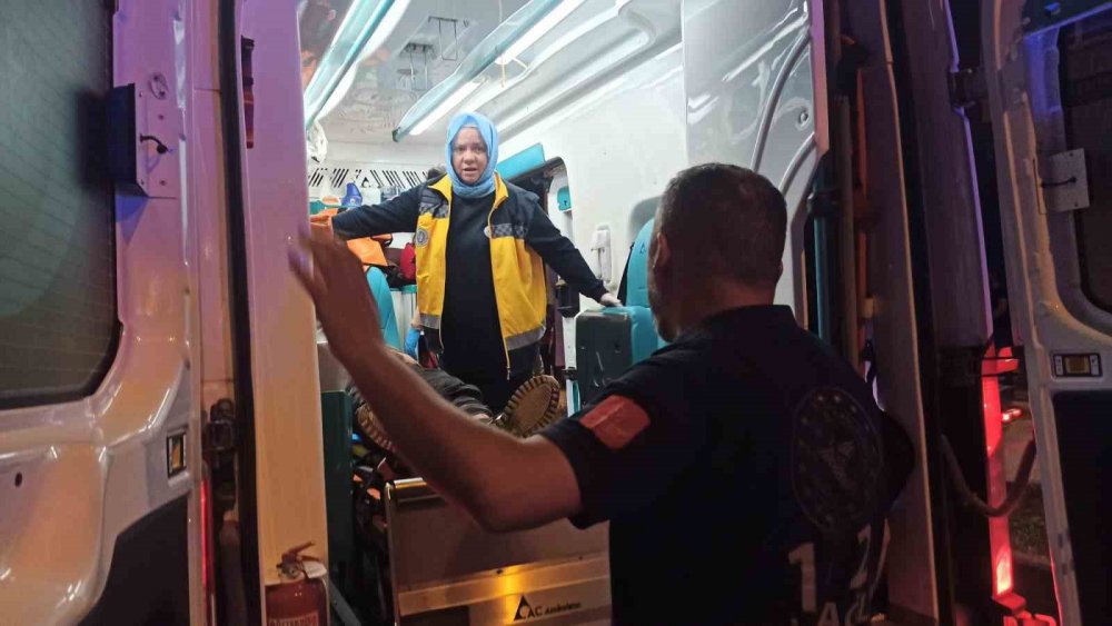 SAMSUN'UN BAFRA İLÇESİNDE OTOMOBİL İLE MOTOSİKLETİN ÇARPIŞTIĞI KAZADA 2 KİŞİ YARALANDI