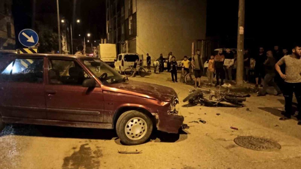 SAMSUN'UN BAFRA İLÇESİNDE OTOMOBİL İLE MOTOSİKLETİN ÇARPIŞTIĞI KAZADA 2 KİŞİ YARALANDI