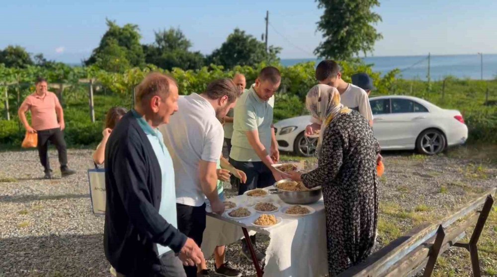 RİZE ARDEŞEN'DE 7’DEN 70’E HERKESİN KATILDIĞI BAYRAMLAŞMA GELENEĞİ YAŞATILIYOR