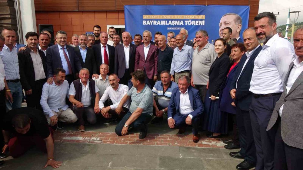ULAŞTIRMA VE ALTYAPI BAKANI ABDULKADİR URALOĞLU BAYRAMDA TRABZON'LU HEMŞEHRİLERİYLE BULUŞTU. YAPTIĞI AÇIKLAMADA SİZ BİZE DESTEK VERDİĞİNİZ SÜRECE ALLAH’IN İZNİYLE BU YÜKLER BİZE VIZ GELİR” DEDİ