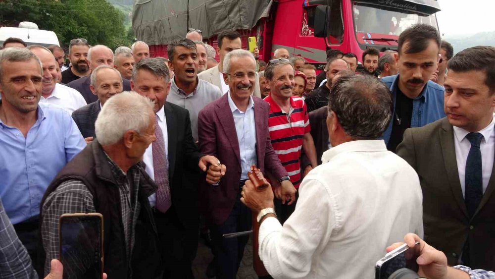 ULAŞTIRMA VE ALTYAPI BAKANI ABDULKADİR URALOĞLU BAYRAMDA TRABZON'LU HEMŞEHRİLERİYLE BULUŞTU. YAPTIĞI AÇIKLAMADA SİZ BİZE DESTEK VERDİĞİNİZ SÜRECE ALLAH’IN İZNİYLE BU YÜKLER BİZE VIZ GELİR” DEDİ