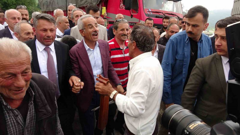 ULAŞTIRMA VE ALTYAPI BAKANI ABDULKADİR URALOĞLU BAYRAMDA TRABZON'LU HEMŞEHRİLERİYLE BULUŞTU. YAPTIĞI AÇIKLAMADA SİZ BİZE DESTEK VERDİĞİNİZ SÜRECE ALLAH’IN İZNİYLE BU YÜKLER BİZE VIZ GELİR” DEDİ