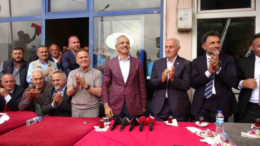 ULAŞTIRMA VE ALTYAPI BAKANI ABDULKADİR URALOĞLU BAYRAMDA TRABZON'LU HEMŞEHRİLERİYLE BULUŞTU. YAPTIĞI AÇIKLAMADA SİZ BİZE DESTEK VERDİĞİNİZ SÜRECE ALLAH’IN İZNİYLE BU YÜKLER BİZE VIZ GELİR” DEDİ
