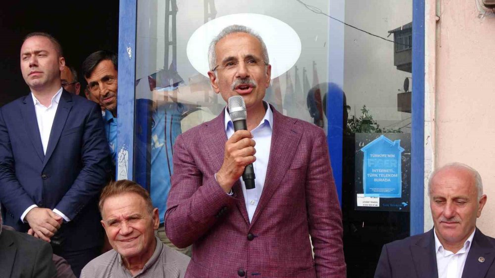 ULAŞTIRMA VE ALTYAPI BAKANI ABDULKADİR URALOĞLU BAYRAMDA TRABZON'LU HEMŞEHRİLERİYLE BULUŞTU. YAPTIĞI AÇIKLAMADA SİZ BİZE DESTEK VERDİĞİNİZ SÜRECE ALLAH’IN İZNİYLE BU YÜKLER BİZE VIZ GELİR” DEDİ