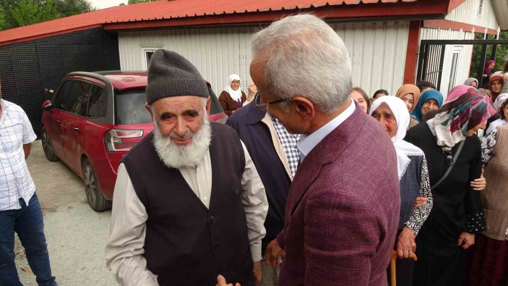 ULAŞTIRMA VE ALTYAPI BAKANI ABDULKADİR URALOĞLU BAYRAMDA TRABZON'LU HEMŞEHRİLERİYLE BULUŞTU. YAPTIĞI AÇIKLAMADA SİZ BİZE DESTEK VERDİĞİNİZ SÜRECE ALLAH’IN İZNİYLE BU YÜKLER BİZE VIZ GELİR” DEDİ