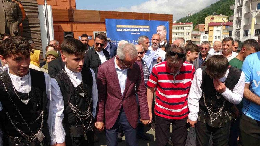 ULAŞTIRMA VE ALTYAPI BAKANI ABDULKADİR URALOĞLU BAYRAMDA TRABZON'LU HEMŞEHRİLERİYLE BULUŞTU. YAPTIĞI AÇIKLAMADA SİZ BİZE DESTEK VERDİĞİNİZ SÜRECE ALLAH’IN İZNİYLE BU YÜKLER BİZE VIZ GELİR” DEDİ
