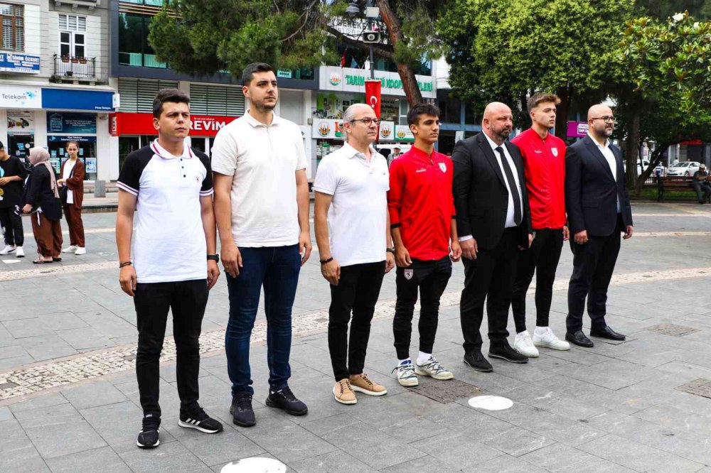 SÜPER LİG EKİPLERİNDEN SAMSUNSPOR, KURULUŞUNUN 58. YIL DÖNÜMÜ NEDENİYLE ATATÜRK ANITI'NA ÇELENK BIRAKTI