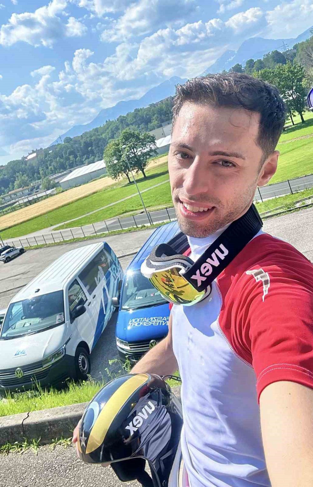 TARİHTE İLK KAYAKLA ATLAMA AVRUPA OYUNLARI NORMAL TEPE YARIŞMASINDA ANTRENMAN ATLAYIŞINI BİRİNCİ OLARAK TAMAMLAYAN ERZURUMLU SPORCU FATİH ARDA İPÇİOĞLU, NORMAL TEPEDE FİNALE KALAN KALDI