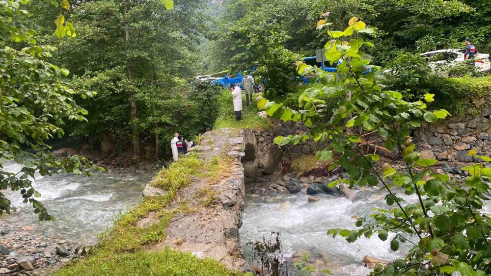 TRABZON'UN SÜRMENE İLÇESİNDE TAKSİCİ HÜSEYİN ASLAN YAYLA YOLUNDA DERE KENARINDA ÖLDÜRÜLMÜŞ OLARAK OLARAK BULUNDU. TAKSİCİNİN ÖNCE BIÇAKLANDIĞI ARDINDAN DA 3 KURŞUNLA VURULARAK ÖLDÜRÜLDÜĞÜ BELİRLENDİ