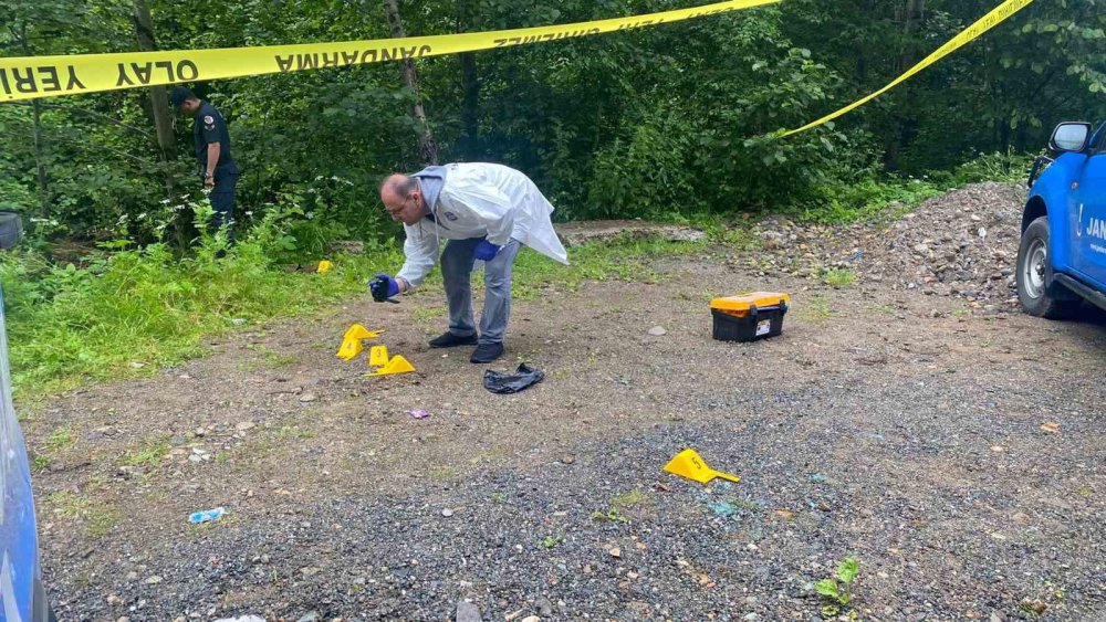 TRABZON'UN SÜRMENE İLÇESİNDE TAKSİCİ HÜSEYİN ASLAN YAYLA YOLUNDA DERE KENARINDA ÖLDÜRÜLMÜŞ OLARAK OLARAK BULUNDU. TAKSİCİNİN ÖNCE BIÇAKLANDIĞI ARDINDAN DA 3 KURŞUNLA VURULARAK ÖLDÜRÜLDÜĞÜ BELİRLENDİ