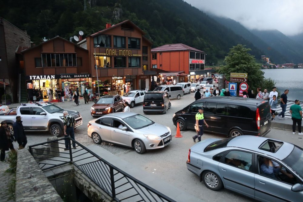 TRABZON'UN VE DOĞU KARADENİZ BÖLGESİ'NİN DÜNYACA ÜNLÜ TURİZM MERKEZİ UZUNGÖL KURBAN BAYRAMI TATİLİ İLE BİRLİKTE TURİZM SEZONUNUN EN YOĞUN GÜNLERİNİ YAŞIYOR