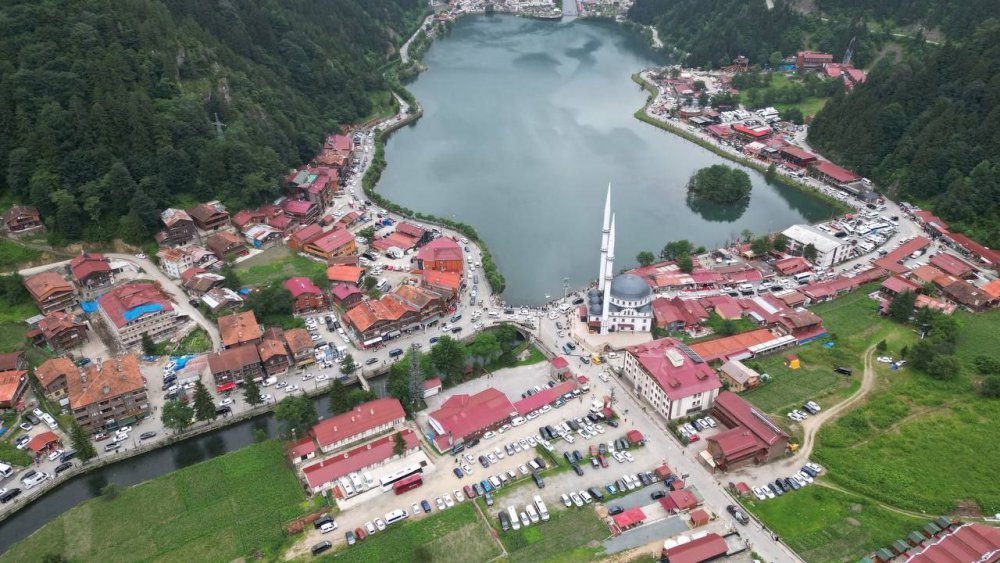 TRABZON'UN VE DOĞU KARADENİZ BÖLGESİ'NİN DÜNYACA ÜNLÜ TURİZM MERKEZİ UZUNGÖL KURBAN BAYRAMI TATİLİ İLE BİRLİKTE TURİZM SEZONUNUN EN YOĞUN GÜNLERİNİ YAŞIYOR