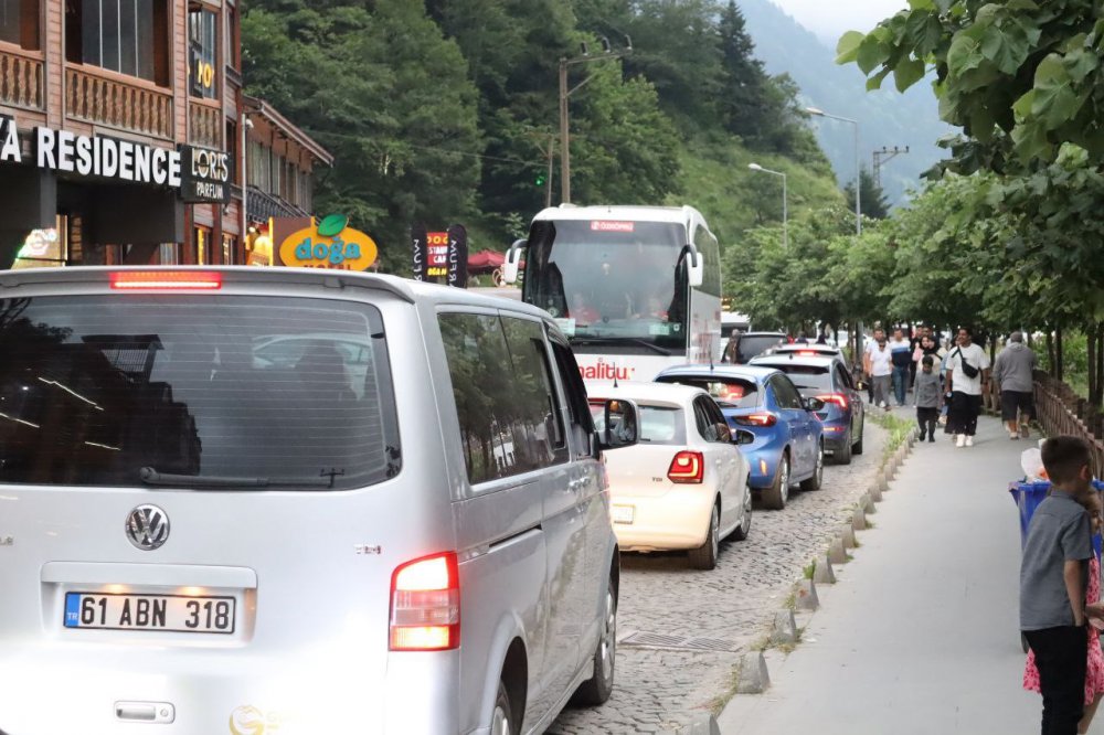 TRABZON'UN VE DOĞU KARADENİZ BÖLGESİ'NİN DÜNYACA ÜNLÜ TURİZM MERKEZİ UZUNGÖL KURBAN BAYRAMI TATİLİ İLE BİRLİKTE TURİZM SEZONUNUN EN YOĞUN GÜNLERİNİ YAŞIYOR