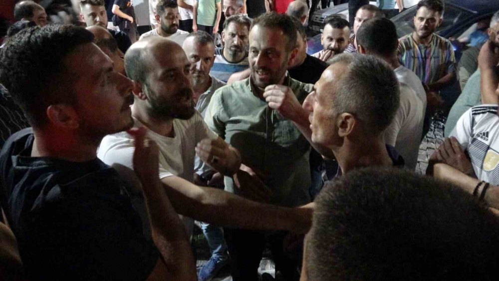 RİZE’DE BAŞKANLARI GÖZALTINA ALINAN MİNİBÜSÇÜLER EYLEM YAPTI