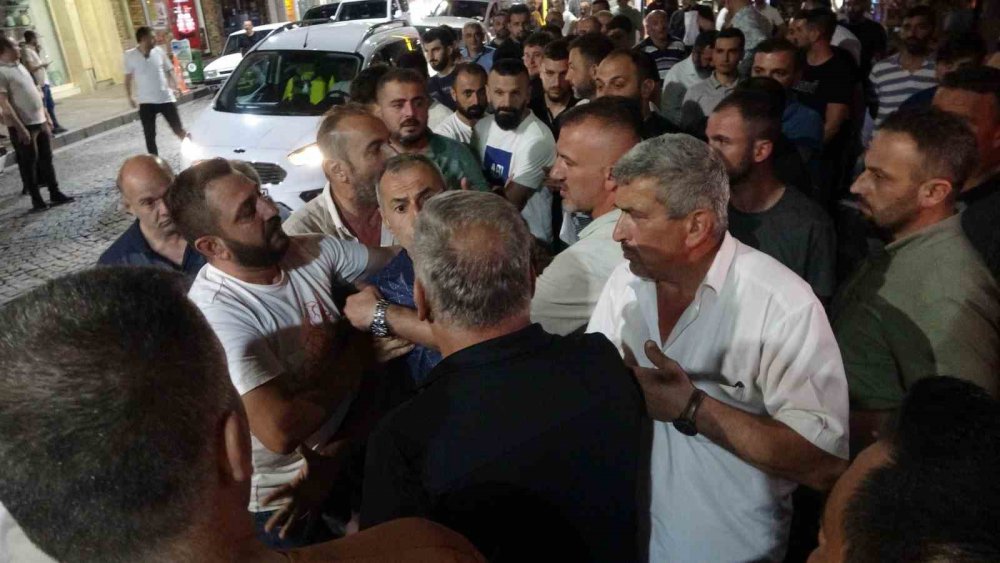 RİZE’DE BAŞKANLARI GÖZALTINA ALINAN MİNİBÜSÇÜLER EYLEM YAPTI