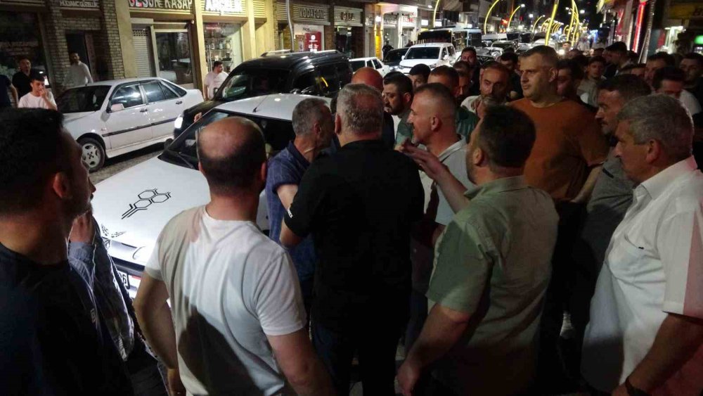 RİZE’DE BAŞKANLARI GÖZALTINA ALINAN MİNİBÜSÇÜLER EYLEM YAPTI