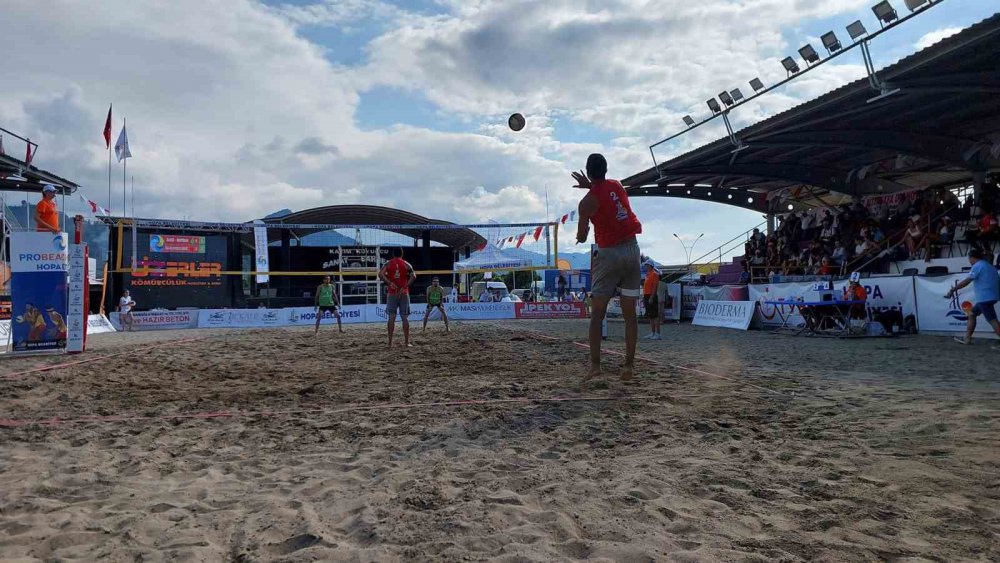 ARTVİN'DE HOPA KÜLTÜR SANAT VE DENİZ FESTİVALİ KAPSAMINDA BU YIL 19'UNCUSU DÜZENLENEN, TVF PRO BEACH TOUR HOPA ETABI PLAJ VOLEYBOLU TURNUVASI, TÜRKİYE, UKRAYNA, AZERBAYCAN, İRAN, IRAK VE GÜRCİSTAN'DAN 32 TAKIMIN KATILIMIYLA