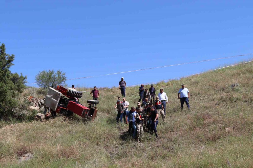 ERZURUM'UN OLTU İLÇESİNDE TARLADA OT BİÇERKEN DEVRİLEN TRAKTÖRÜN SÜRÜCÜSÜ 79 YAŞINDAKİ MİKAİL ŞAHİN HAYATINI KAYBETTİ