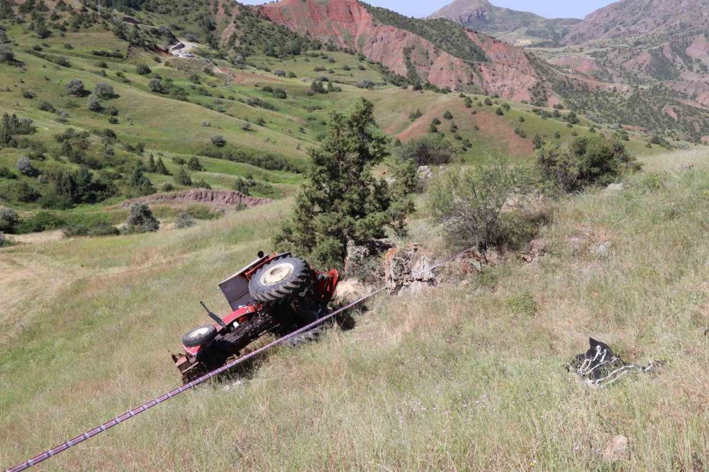 ERZURUM'UN OLTU İLÇESİNDE TARLADA OT BİÇERKEN DEVRİLEN TRAKTÖRÜN SÜRÜCÜSÜ 79 YAŞINDAKİ MİKAİL ŞAHİN HAYATINI KAYBETTİ