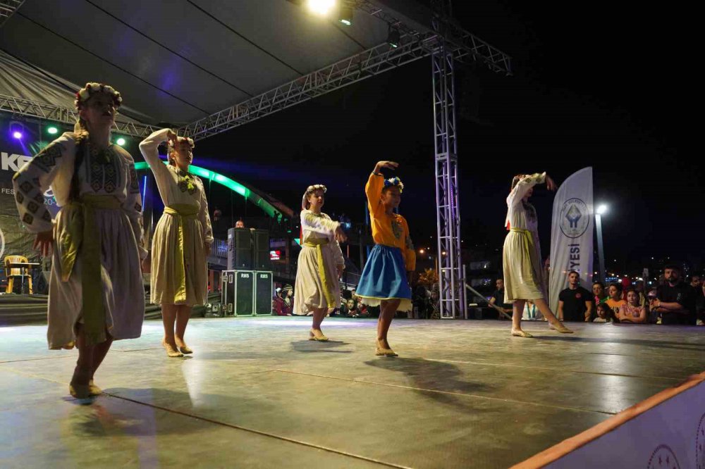 RİZE’DEKİ FESTİVALDE UKRAYNA EKİBİNDEN DUYGULANDIRAN GÖSTERİ. UKRAYNA'DAN GELEN DANSÇILAR YAŞANAN SAVAŞA TEPKİ ÇEKMEK İÇİN SİREN VE BOMBA SESLERİNİN EŞLİĞİNDE DANS GÖSTERİSİ YAPTI