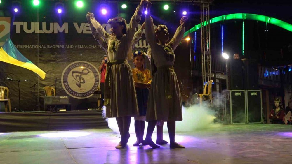 RİZE’DEKİ FESTİVALDE UKRAYNA EKİBİNDEN DUYGULANDIRAN GÖSTERİ. UKRAYNA'DAN GELEN DANSÇILAR YAŞANAN SAVAŞA TEPKİ ÇEKMEK İÇİN SİREN VE BOMBA SESLERİNİN EŞLİĞİNDE DANS GÖSTERİSİ YAPTI