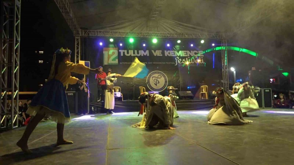 RİZE’DEKİ FESTİVALDE UKRAYNA EKİBİNDEN DUYGULANDIRAN GÖSTERİ. UKRAYNA'DAN GELEN DANSÇILAR YAŞANAN SAVAŞA TEPKİ ÇEKMEK İÇİN SİREN VE BOMBA SESLERİNİN EŞLİĞİNDE DANS GÖSTERİSİ YAPTI