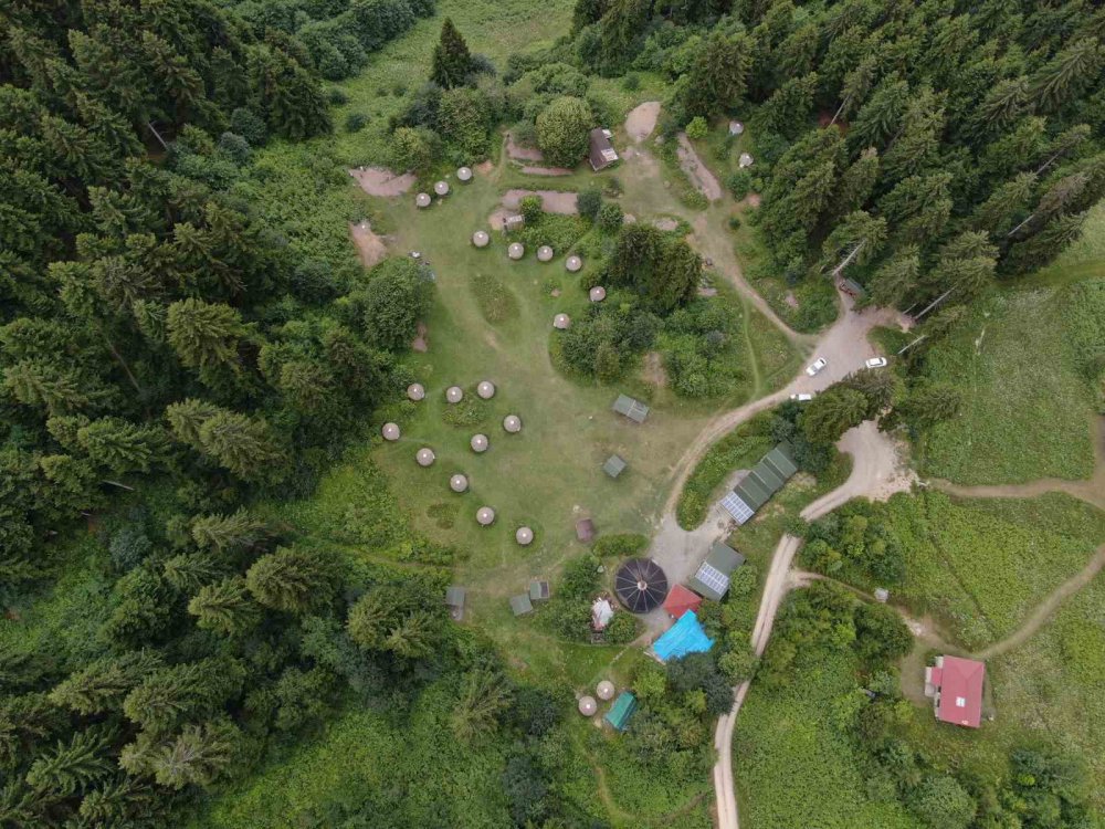 TRABZON'UN MAÇKA İLÇESİNİN YAZLIK MAHALLESİNDE TÜRK OBA ÇADIRI KÜLTÜRÜYLE MÜŞTERİLERİNE HİZMET VEREN SALİH KANTARCI VE EŞİ AYŞEGÜL KANTARCI, HER YIL YÜZLERCE YERLİ VE YABANCI TURİSTİ AĞIRLIYOR