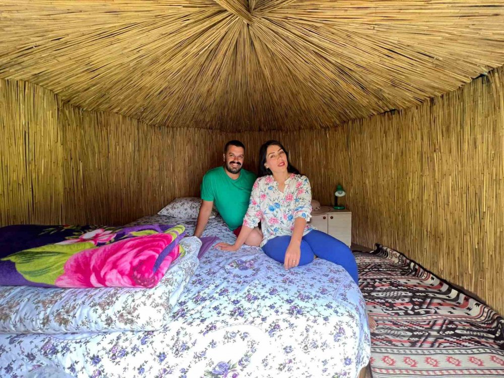 TRABZON'UN MAÇKA İLÇESİNİN YAZLIK MAHALLESİNDE TÜRK OBA ÇADIRI KÜLTÜRÜYLE MÜŞTERİLERİNE HİZMET VEREN SALİH KANTARCI VE EŞİ AYŞEGÜL KANTARCI, HER YIL YÜZLERCE YERLİ VE YABANCI TURİSTİ AĞIRLIYOR