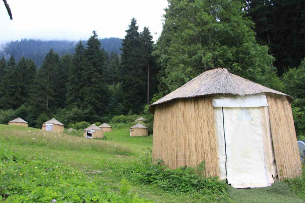 TRABZON'UN MAÇKA İLÇESİNİN YAZLIK MAHALLESİNDE TÜRK OBA ÇADIRI KÜLTÜRÜYLE MÜŞTERİLERİNE HİZMET VEREN SALİH KANTARCI VE EŞİ AYŞEGÜL KANTARCI, HER YIL YÜZLERCE YERLİ VE YABANCI TURİSTİ AĞIRLIYOR