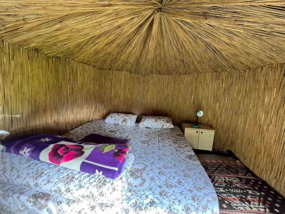 TRABZON'UN MAÇKA İLÇESİNİN YAZLIK MAHALLESİNDE TÜRK OBA ÇADIRI KÜLTÜRÜYLE MÜŞTERİLERİNE HİZMET VEREN SALİH KANTARCI VE EŞİ AYŞEGÜL KANTARCI, HER YIL YÜZLERCE YERLİ VE YABANCI TURİSTİ AĞIRLIYOR