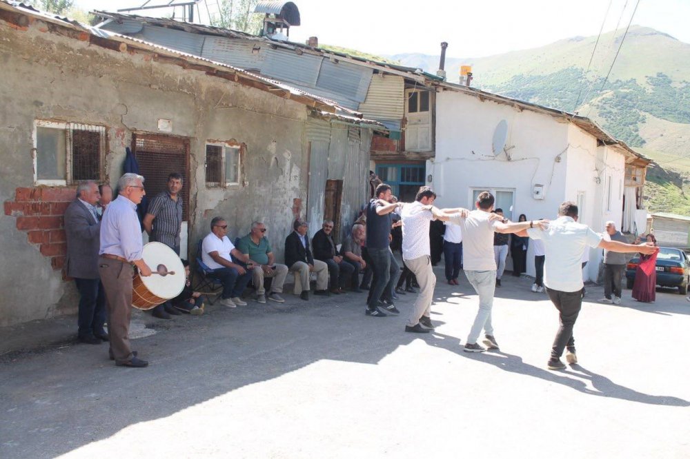 ATA SPORU CİRİTİN YAŞATILDIĞI BAYBURT'TA DÜĞÜN ÖNCESİ CİRİT MÜSABAKASI DÜZENLENDİ. DÜĞÜNE KATILAN KÖY SAKİNLERİ VE DAVETLİLER HEM HALAY ÇEKTİLER, HEM DE CİRİT MÜSABAKASINI YAKINDAN TAKİP ETTİLER