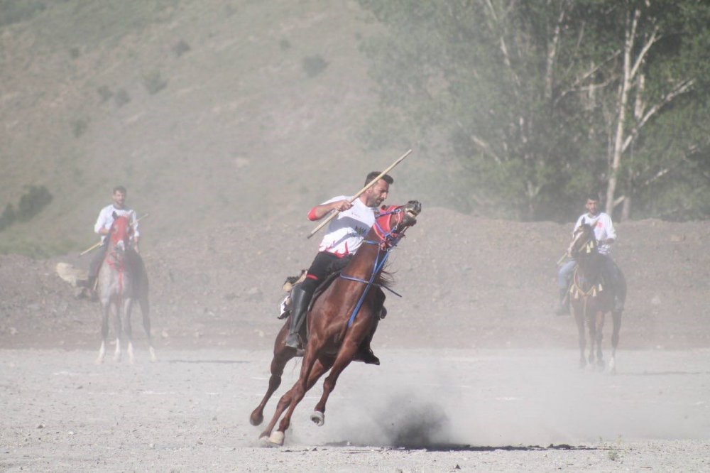 ATA SPORU CİRİTİN YAŞATILDIĞI BAYBURT'TA DÜĞÜN ÖNCESİ CİRİT MÜSABAKASI DÜZENLENDİ. DÜĞÜNE KATILAN KÖY SAKİNLERİ VE DAVETLİLER HEM HALAY ÇEKTİLER, HEM DE CİRİT MÜSABAKASINI YAKINDAN TAKİP ETTİLER
