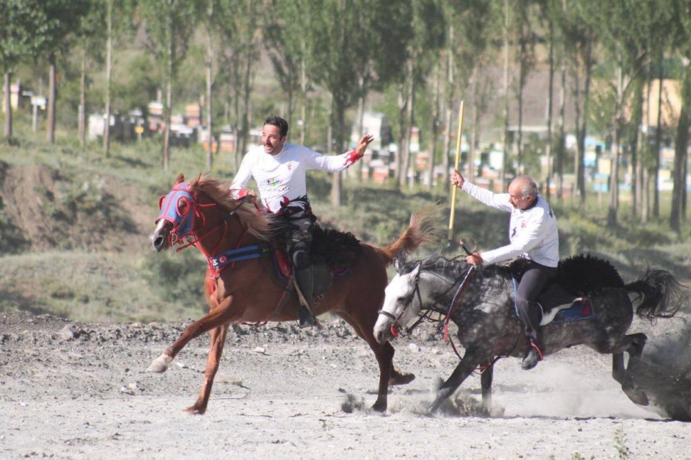 ATA SPORU CİRİTİN YAŞATILDIĞI BAYBURT'TA DÜĞÜN ÖNCESİ CİRİT MÜSABAKASI DÜZENLENDİ. DÜĞÜNE KATILAN KÖY SAKİNLERİ VE DAVETLİLER HEM HALAY ÇEKTİLER, HEM DE CİRİT MÜSABAKASINI YAKINDAN TAKİP ETTİLER