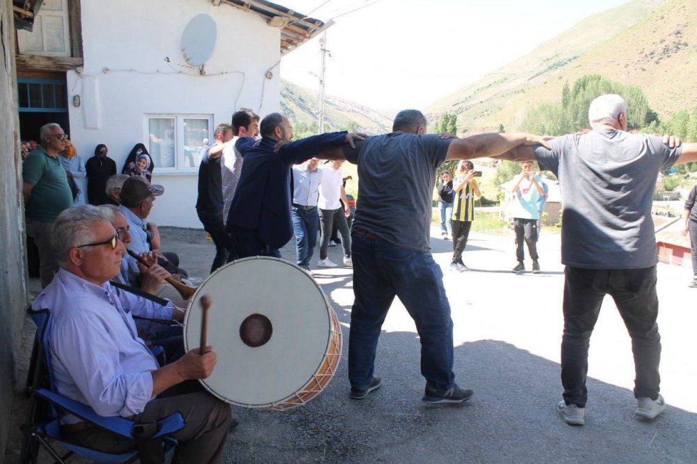 ATA SPORU CİRİTİN YAŞATILDIĞI BAYBURT'TA DÜĞÜN ÖNCESİ CİRİT MÜSABAKASI DÜZENLENDİ. DÜĞÜNE KATILAN KÖY SAKİNLERİ VE DAVETLİLER HEM HALAY ÇEKTİLER, HEM DE CİRİT MÜSABAKASINI YAKINDAN TAKİP ETTİLER