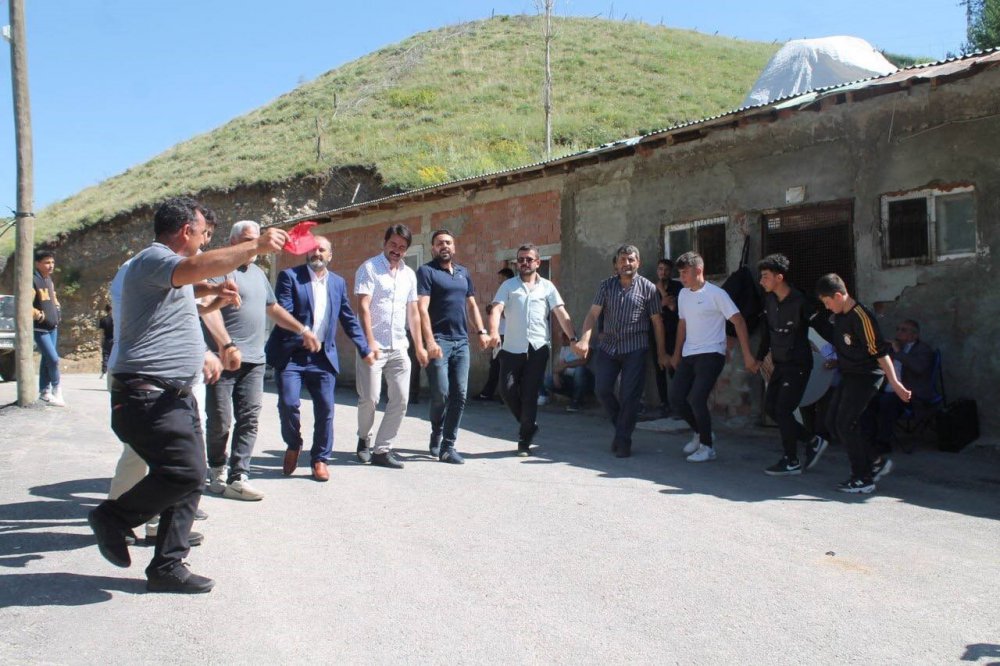 ATA SPORU CİRİTİN YAŞATILDIĞI BAYBURT'TA DÜĞÜN ÖNCESİ CİRİT MÜSABAKASI DÜZENLENDİ. DÜĞÜNE KATILAN KÖY SAKİNLERİ VE DAVETLİLER HEM HALAY ÇEKTİLER, HEM DE CİRİT MÜSABAKASINI YAKINDAN TAKİP ETTİLER