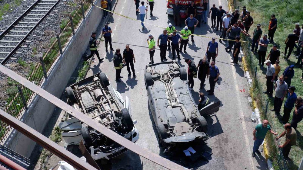 ERZURUM’DA İKİ ARAÇ KÖPRÜDEN UÇTU, CAN PAZARI YAŞANDI. SANAYİ YOLU'NDA MEYDANA GELEN KAZADA İKİ ARAÇ YAKLAŞIK 7 METRELİK KÖPRÜDEN AŞAĞI DÜŞTÜ. BİRİ ÇOCUK 3 KİŞİ YARALANDI