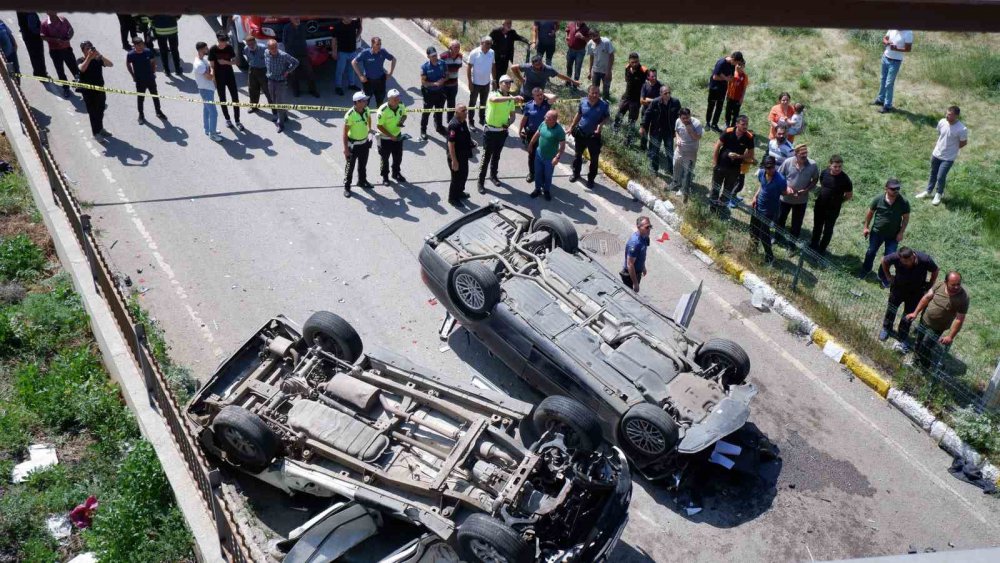 ERZURUM’DA İKİ ARAÇ KÖPRÜDEN UÇTU, CAN PAZARI YAŞANDI. SANAYİ YOLU'NDA MEYDANA GELEN KAZADA İKİ ARAÇ YAKLAŞIK 7 METRELİK KÖPRÜDEN AŞAĞI DÜŞTÜ. BİRİ ÇOCUK 3 KİŞİ YARALANDI