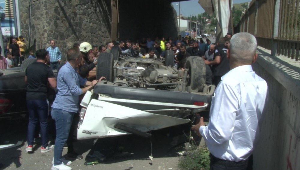 ERZURUM’DA İKİ ARAÇ KÖPRÜDEN UÇTU, CAN PAZARI YAŞANDI. SANAYİ YOLU'NDA MEYDANA GELEN KAZADA İKİ ARAÇ YAKLAŞIK 7 METRELİK KÖPRÜDEN AŞAĞI DÜŞTÜ. BİRİ ÇOCUK 3 KİŞİ YARALANDI