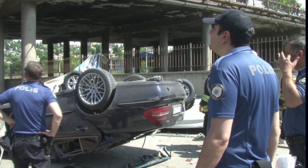 ERZURUM’DA İKİ ARAÇ KÖPRÜDEN UÇTU, CAN PAZARI YAŞANDI. SANAYİ YOLU'NDA MEYDANA GELEN KAZADA İKİ ARAÇ YAKLAŞIK 7 METRELİK KÖPRÜDEN AŞAĞI DÜŞTÜ. BİRİ ÇOCUK 3 KİŞİ YARALANDI