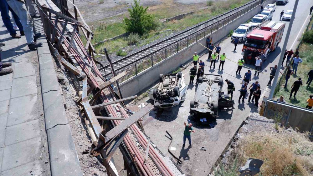 ERZURUM’DA İKİ ARAÇ KÖPRÜDEN UÇTU, CAN PAZARI YAŞANDI. SANAYİ YOLU'NDA MEYDANA GELEN KAZADA İKİ ARAÇ YAKLAŞIK 7 METRELİK KÖPRÜDEN AŞAĞI DÜŞTÜ. BİRİ ÇOCUK 3 KİŞİ YARALANDI