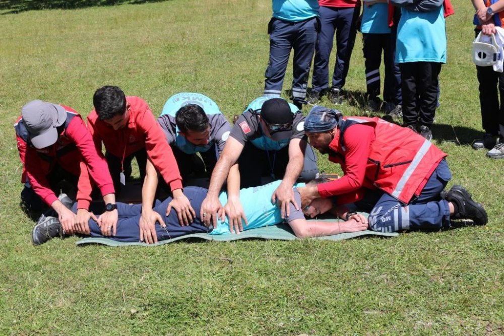 GÜMÜŞHANE'DE ULUSAL MEDİKAL KURTARMA EKİPLERİ (UMKE) TARAFINDAN DÜZENLENEN EĞİTİM PROGRAMIYLA UMKE GÖNÜLLÜSÜ SAYISI 110'A YÜKSELİRKEN EKİPLER TORUL ÇAYIRLAR MEVKİİNDE GERÇEĞİ ARATMAYAN TATBİKAT GERÇEKLEŞTİRDİ